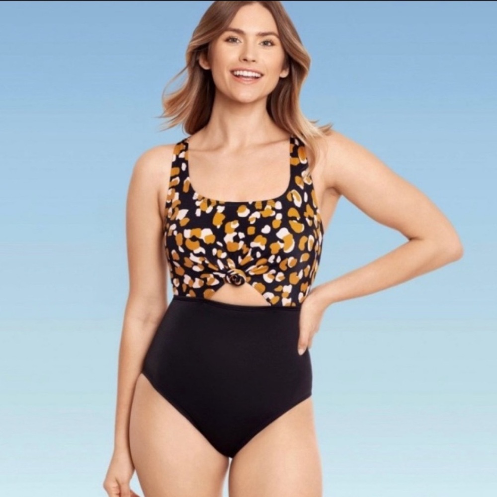 Beach Betty by Mirable Brands Leopard Swimsuit Size Medium